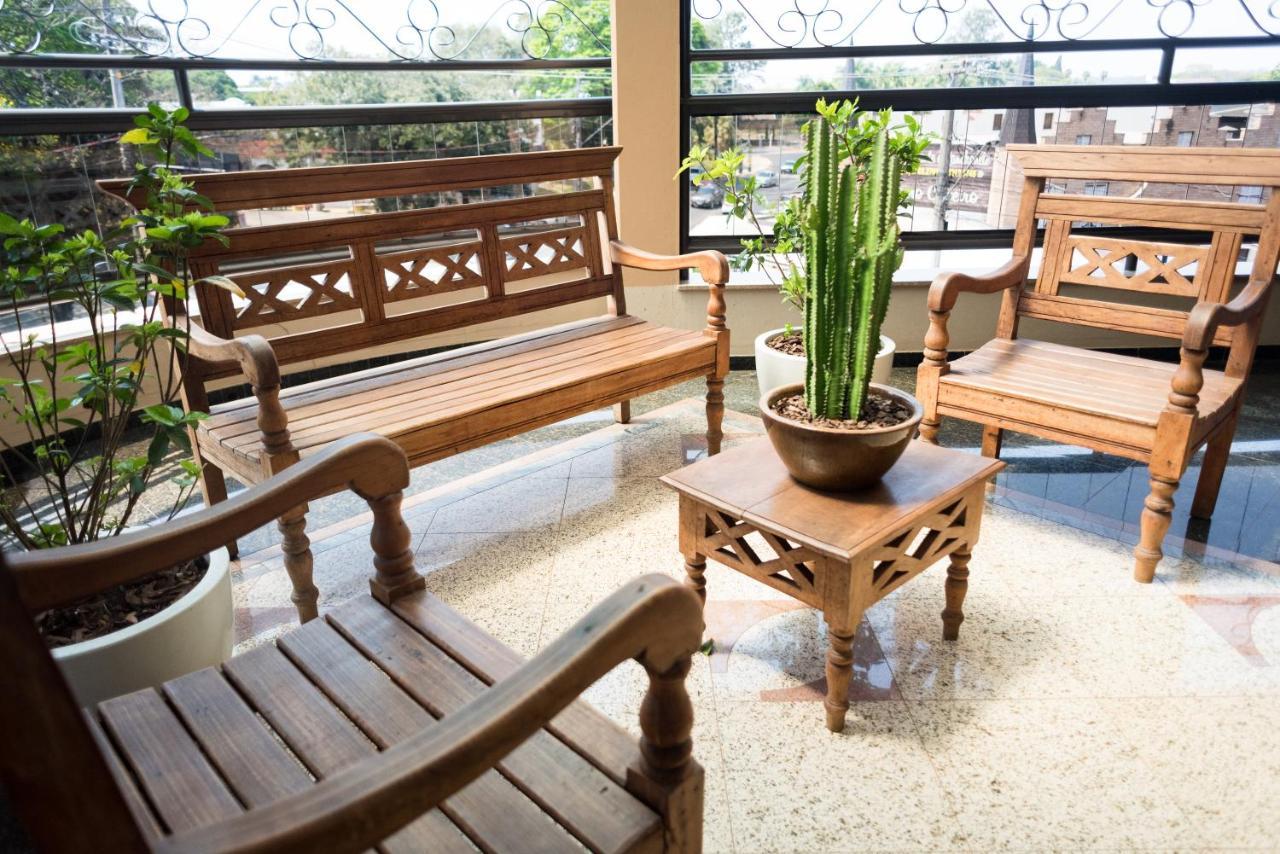 Holambra Garden Hotel المظهر الخارجي الصورة A set of Thai style wooden furniture